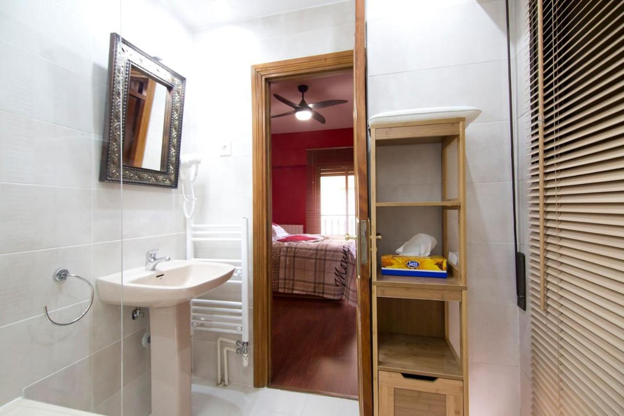 2 Bedrooms Downtown Apartment Madrid